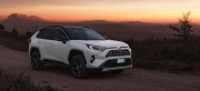 TOYOTA’DAN HİBRİT SUV