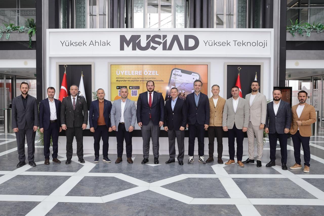 OGD ve MÜSİAD heyetleri MÜSİAD Genel Merkezi'nde toplu fotoğraf çekimi sırasında